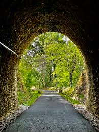 La voie verte traversant un tunnel, avec des arbres à la sortie